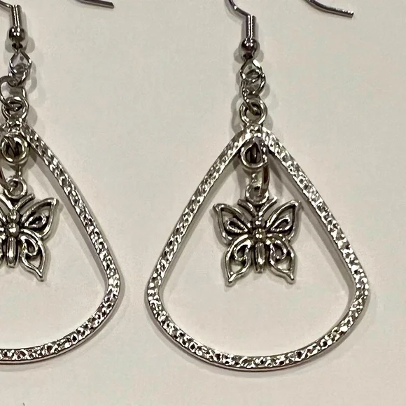 Butterfly 🦋 dangle charm earrings - Picture 2 of 6
